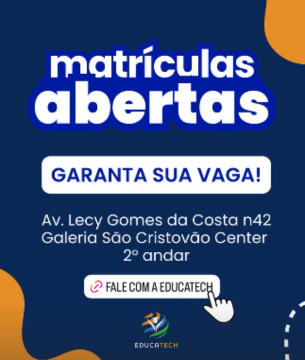 Alunos em uma atividade prática de programação na sala de aula.